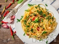 Спагети Алио е олио с люти чушки, зехтин, чесън, пармезан и магданоз